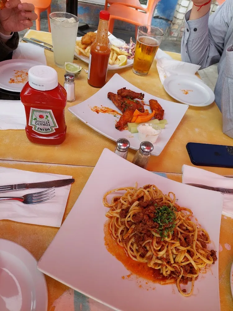 Fetuccini Boloñesa Hot Wings Fish & Chips